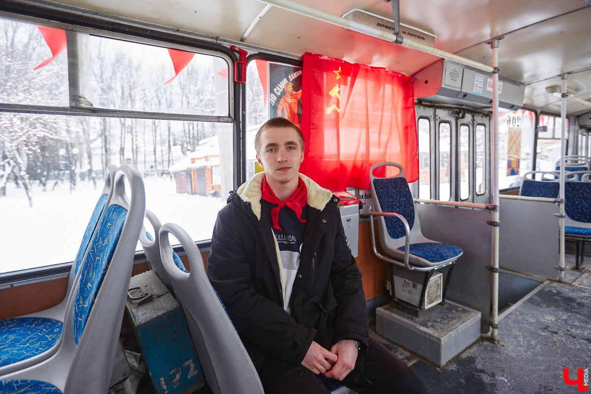 Владимирцы смогли прокатиться в троллейбусе всего за четыре копейки. В городе прошла акция, посвященная столетию образования СССР. По этому поводу на линию вышел необычный ретротранспорт без кондуктора.