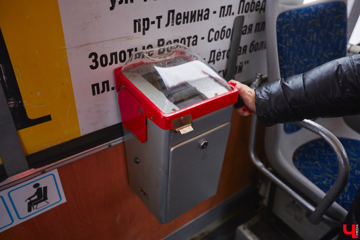 Владимирцы смогли прокатиться в троллейбусе всего за четыре копейки. В городе прошла акция, посвященная столетию образования СССР. По этому поводу на линию вышел необычный ретротранспорт без кондуктора.