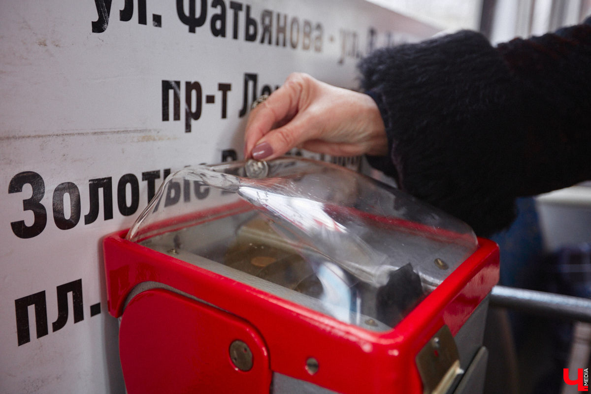 Владимирцы смогли прокатиться в троллейбусе всего за четыре копейки. В городе прошла акция, посвященная столетию образования СССР. По этому поводу на линию вышел необычный ретротранспорт без кондуктора.