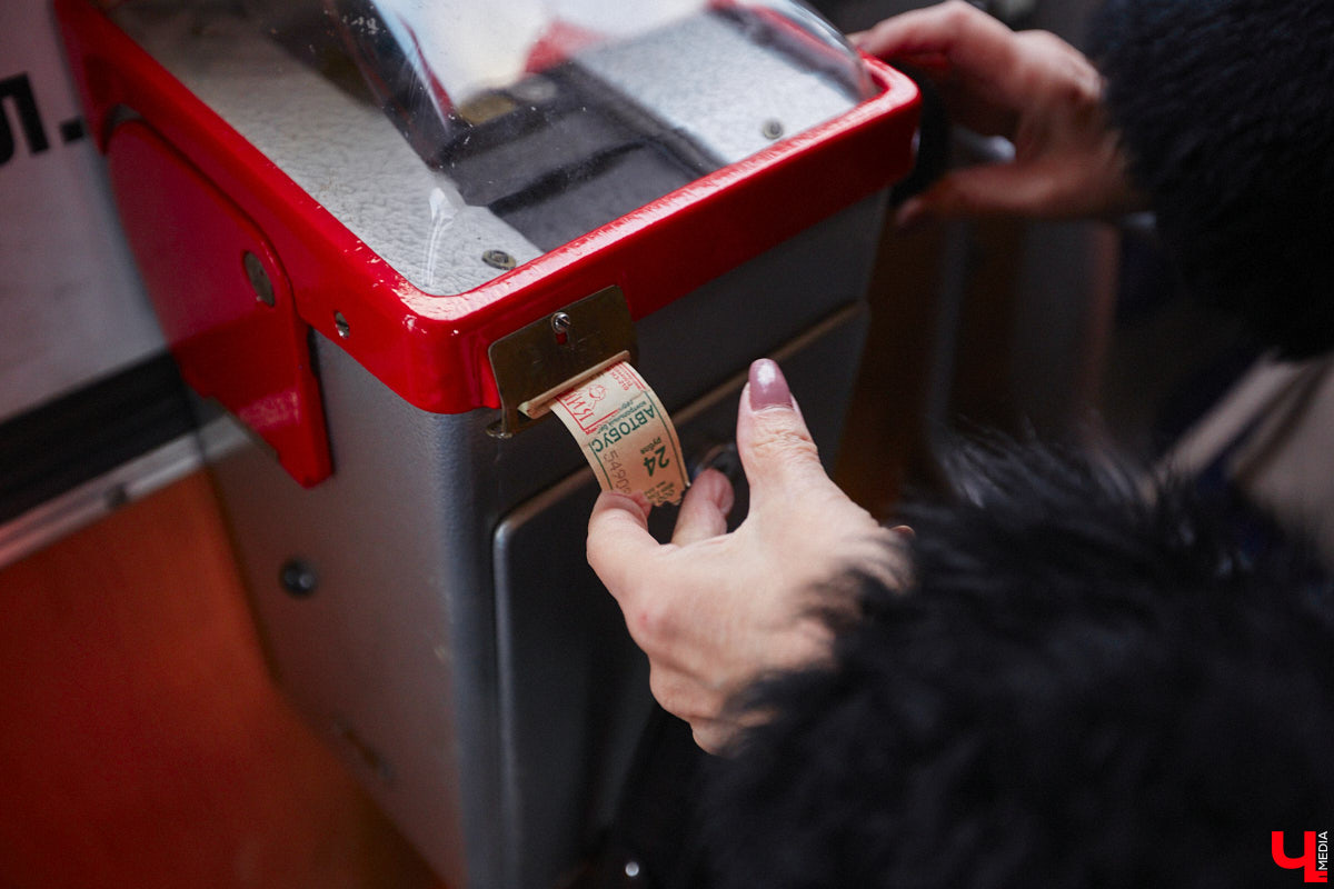 Владимирцы смогли прокатиться в троллейбусе всего за четыре копейки. В городе прошла акция, посвященная столетию образования СССР. По этому поводу на линию вышел необычный ретротранспорт без кондуктора.