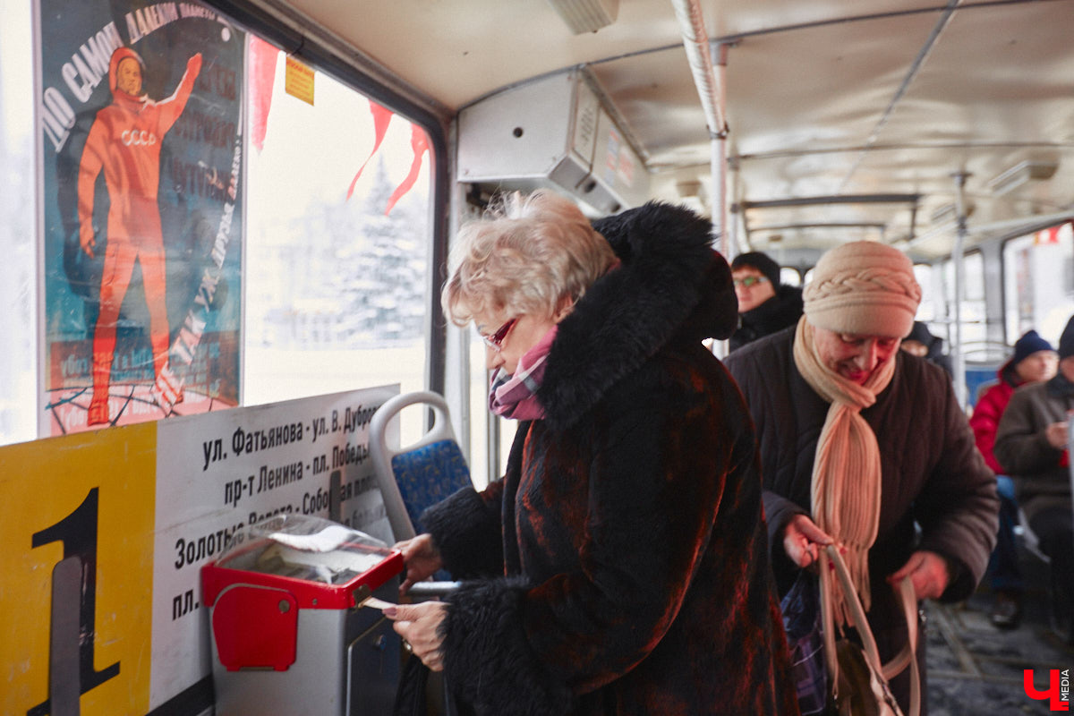Владимирцы смогли прокатиться в троллейбусе всего за четыре копейки. В городе прошла акция, посвященная столетию образования СССР. По этому поводу на линию вышел необычный ретротранспорт без кондуктора.