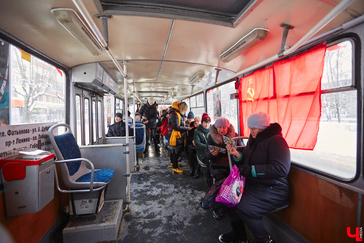 Владимирцы смогли прокатиться в троллейбусе всего за четыре копейки. В городе прошла акция, посвященная столетию образования СССР. По этому поводу на линию вышел необычный ретротранспорт без кондуктора.