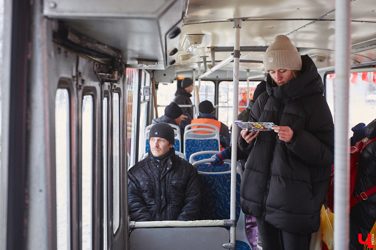 Владимирцы смогли прокатиться в троллейбусе всего за четыре копейки. В городе прошла акция, посвященная столетию образования СССР. По этому поводу на линию вышел необычный ретротранспорт без кондуктора.