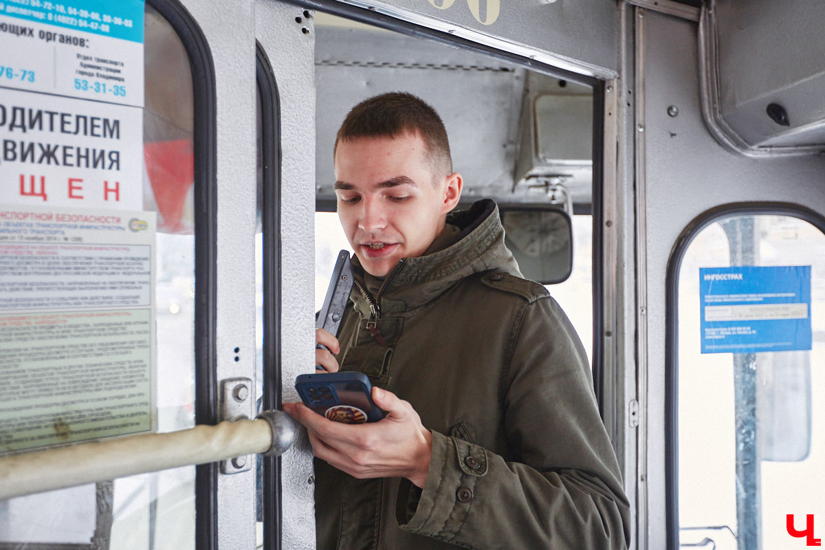 Владимирцы смогли прокатиться в троллейбусе всего за четыре копейки. В городе прошла акция, посвященная столетию образования СССР. По этому поводу на линию вышел необычный ретротранспорт без кондуктора.