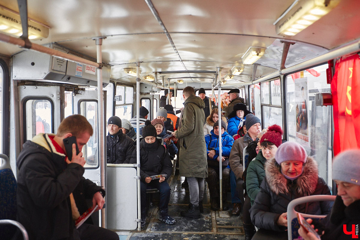 Владимирцы смогли прокатиться в троллейбусе всего за четыре копейки. В городе прошла акция, посвященная столетию образования СССР. По этому поводу на линию вышел необычный ретротранспорт без кондуктора.
