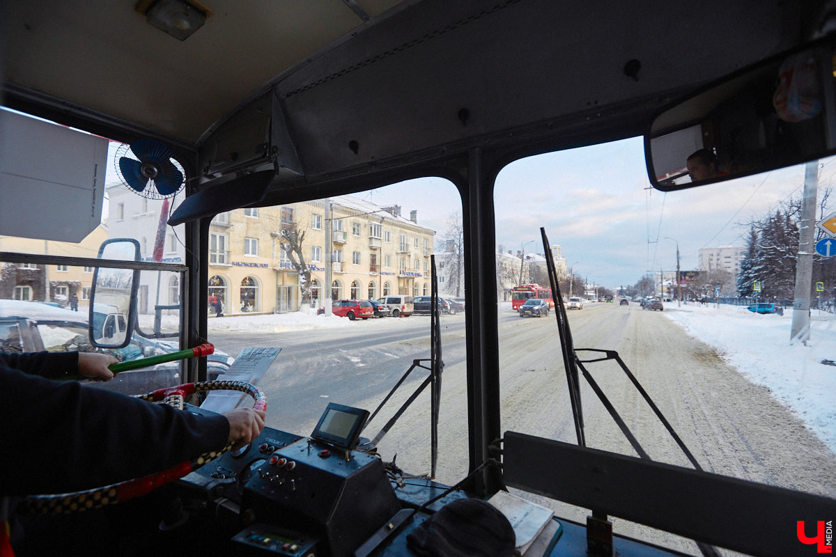 Владимирцы смогли прокатиться в троллейбусе всего за четыре копейки. В городе прошла акция, посвященная столетию образования СССР. По этому поводу на линию вышел необычный ретротранспорт без кондуктора.