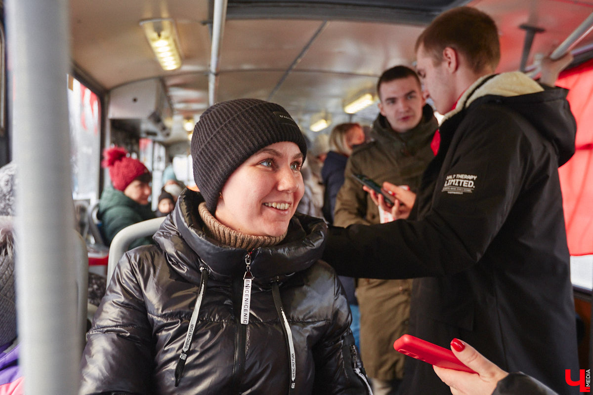 Владимирцы смогли прокатиться в троллейбусе всего за четыре копейки. В городе прошла акция, посвященная столетию образования СССР. По этому поводу на линию вышел необычный ретротранспорт без кондуктора.