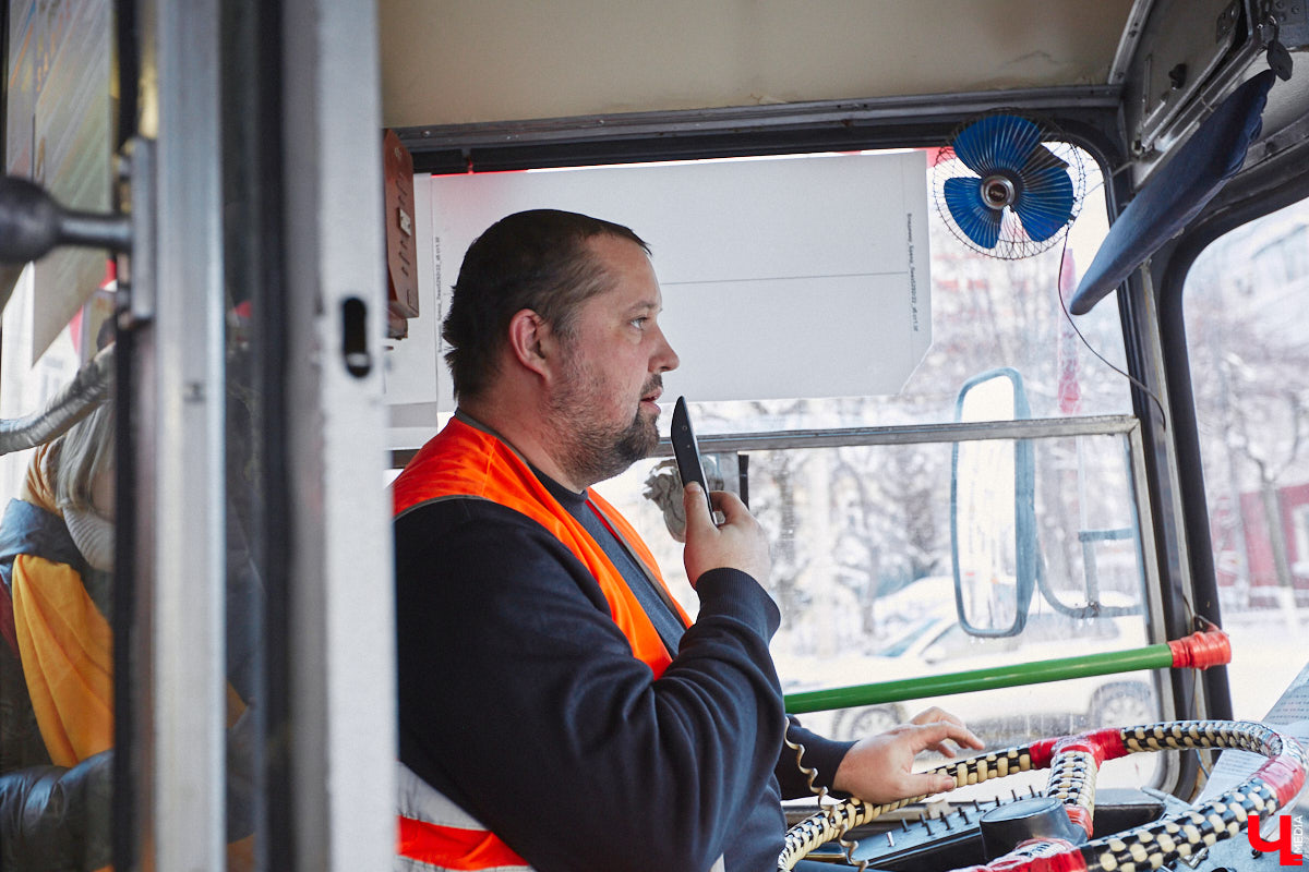 Владимирцы смогли прокатиться в троллейбусе всего за четыре копейки. В городе прошла акция, посвященная столетию образования СССР. По этому поводу на линию вышел необычный ретротранспорт без кондуктора.