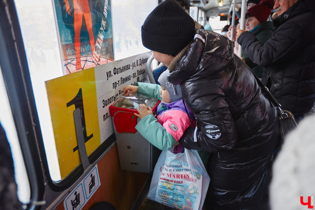 Владимирцы смогли прокатиться в троллейбусе всего за четыре копейки. В городе прошла акция, посвященная столетию образования СССР. По этому поводу на линию вышел необычный ретротранспорт без кондуктора.