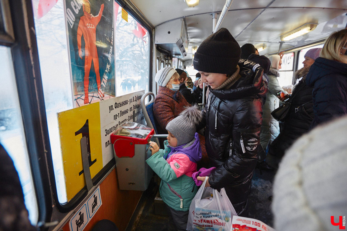 Владимирцы смогли прокатиться в троллейбусе всего за четыре копейки. В городе прошла акция, посвященная столетию образования СССР. По этому поводу на линию вышел необычный ретротранспорт без кондуктора.