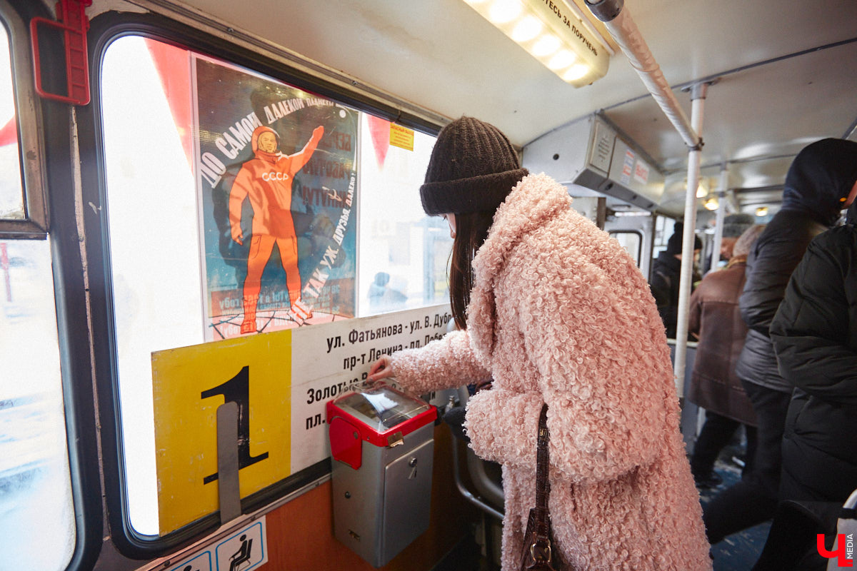 Владимирцы смогли прокатиться в троллейбусе всего за четыре копейки. В городе прошла акция, посвященная столетию образования СССР. По этому поводу на линию вышел необычный ретротранспорт без кондуктора.