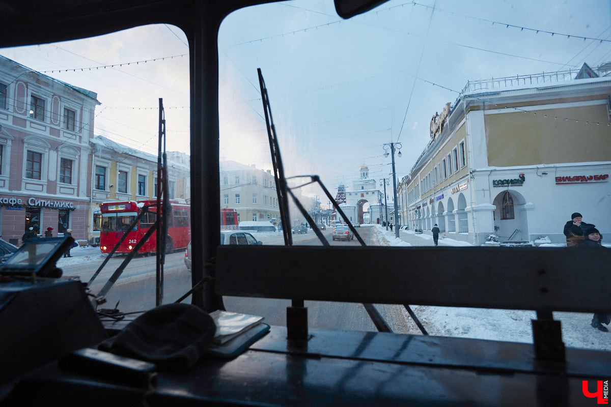 Владимирцы смогли прокатиться в троллейбусе всего за четыре копейки. В городе прошла акция, посвященная столетию образования СССР. По этому поводу на линию вышел необычный ретротранспорт без кондуктора.