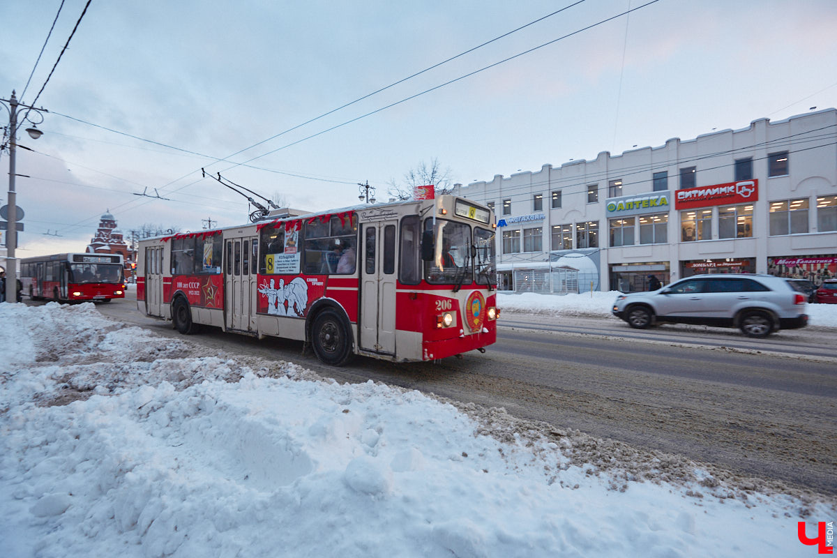 Владимирцы смогли прокатиться в троллейбусе всего за четыре копейки. В городе прошла акция, посвященная столетию образования СССР. По этому поводу на линию вышел необычный ретротранспорт без кондуктора.