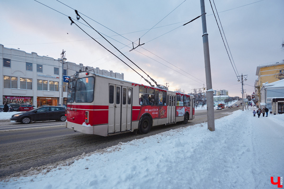 Владимирцы смогли прокатиться в троллейбусе всего за четыре копейки. В городе прошла акция, посвященная столетию образования СССР. По этому поводу на линию вышел необычный ретротранспорт без кондуктора.