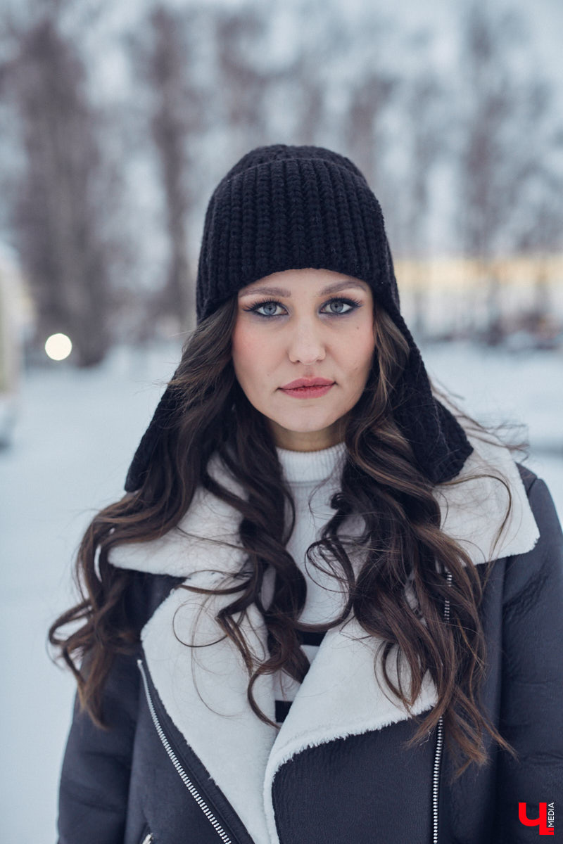 А вы когда-нибудь задумывались о том, что носит Снегурочка, если она не на работе? Если нет, то давайте вместе заглянем к ней в гардероб. Главная волшебница зимы Дарья Хлапова сегодня героиня нашей рубрики «Свой стиль».