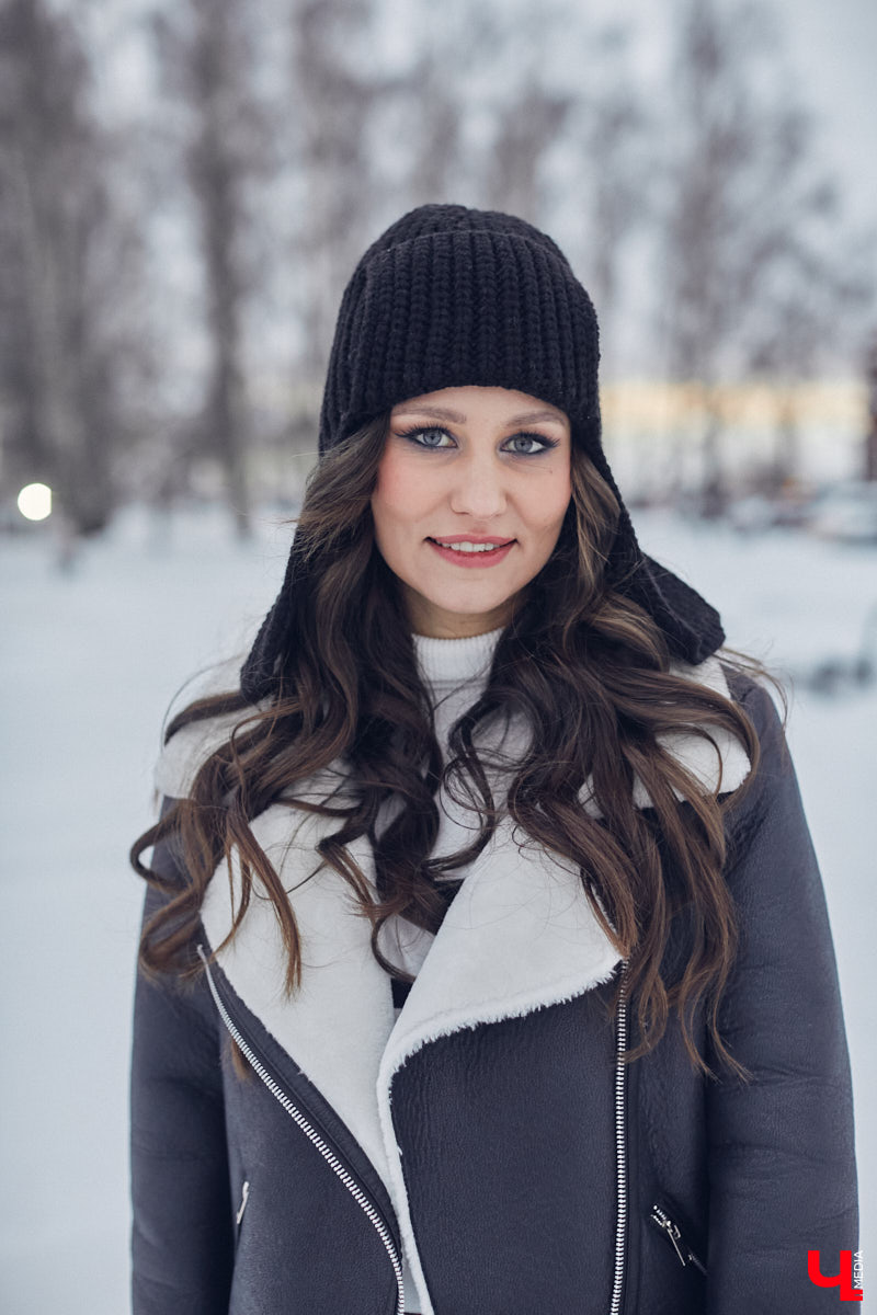 А вы когда-нибудь задумывались о том, что носит Снегурочка, если она не на работе? Если нет, то давайте вместе заглянем к ней в гардероб. Главная волшебница зимы Дарья Хлапова сегодня героиня нашей рубрики «Свой стиль».