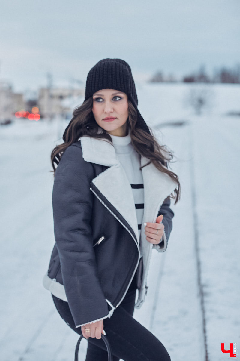 А вы когда-нибудь задумывались о том, что носит Снегурочка, если она не на работе? Если нет, то давайте вместе заглянем к ней в гардероб. Главная волшебница зимы Дарья Хлапова сегодня героиня нашей рубрики «Свой стиль».