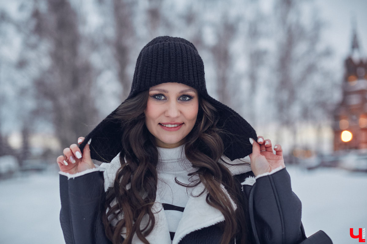 А вы когда-нибудь задумывались о том, что носит Снегурочка, если она не на работе? Если нет, то давайте вместе заглянем к ней в гардероб. Главная волшебница зимы Дарья Хлапова сегодня героиня нашей рубрики «Свой стиль».