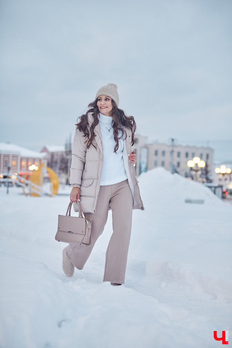 А вы когда-нибудь задумывались о том, что носит Снегурочка, если она не на работе? Если нет, то давайте вместе заглянем к ней в гардероб. Главная волшебница зимы Дарья Хлапова сегодня героиня нашей рубрики «Свой стиль».