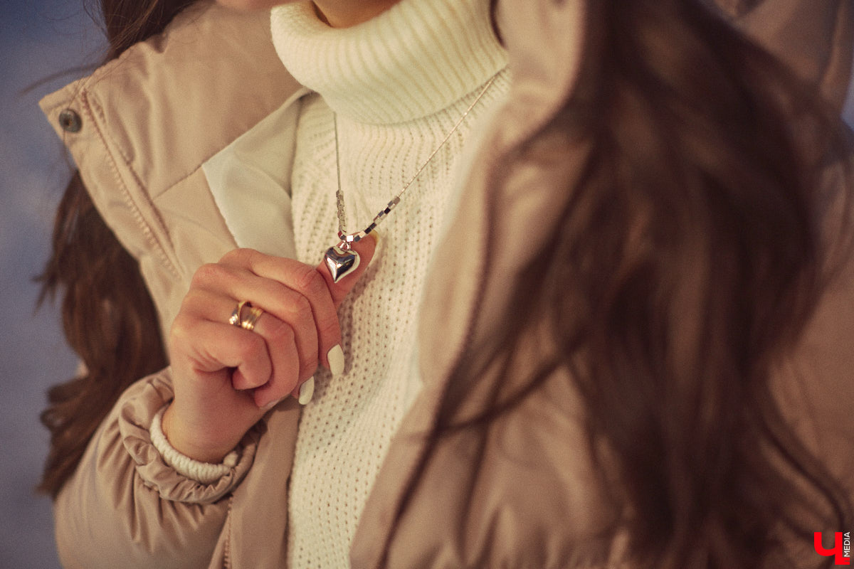 А вы когда-нибудь задумывались о том, что носит Снегурочка, если она не на работе? Если нет, то давайте вместе заглянем к ней в гардероб. Главная волшебница зимы Дарья Хлапова сегодня героиня нашей рубрики «Свой стиль».