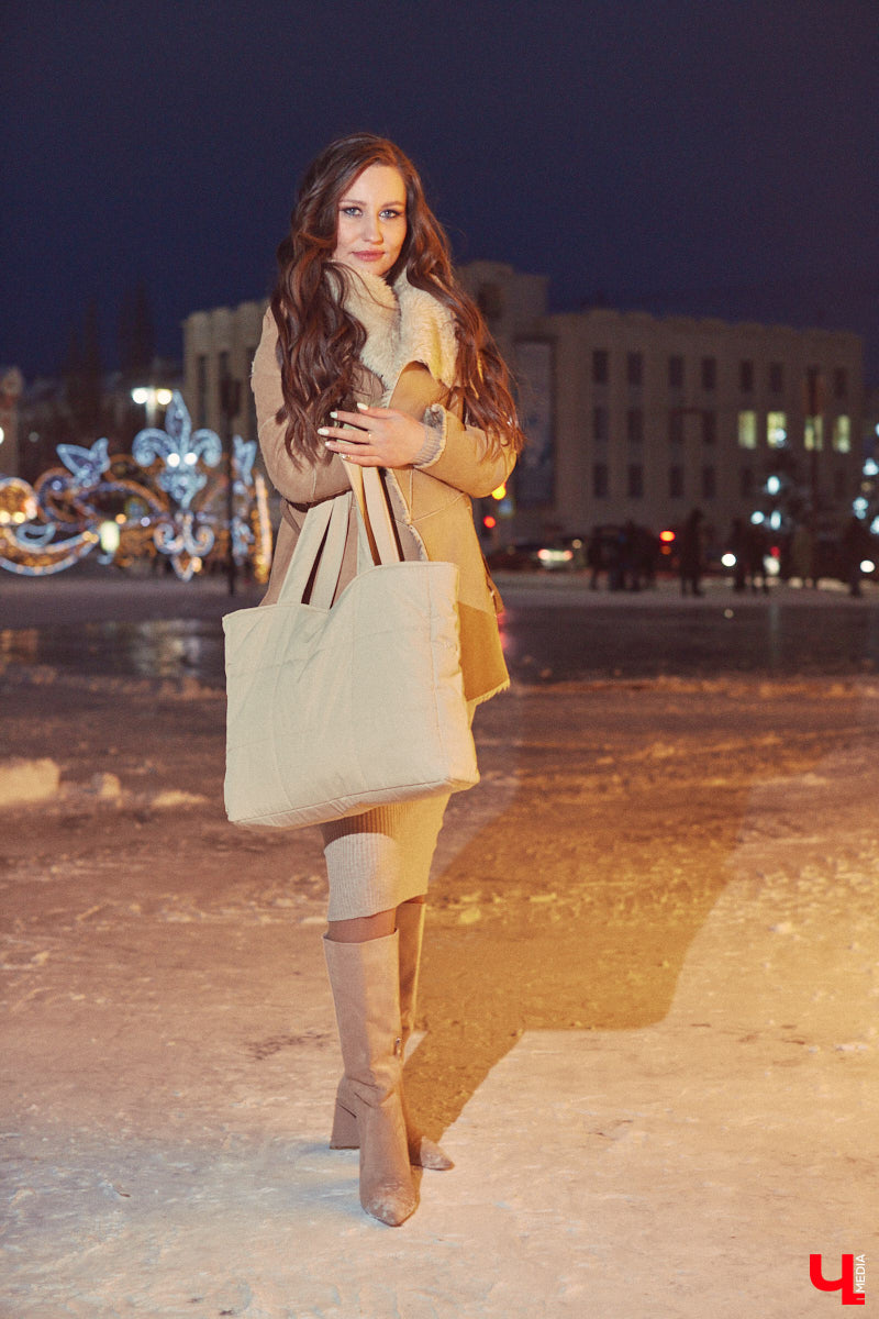 А вы когда-нибудь задумывались о том, что носит Снегурочка, если она не на работе? Если нет, то давайте вместе заглянем к ней в гардероб. Главная волшебница зимы Дарья Хлапова сегодня героиня нашей рубрики «Свой стиль».