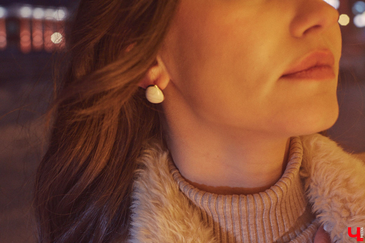 А вы когда-нибудь задумывались о том, что носит Снегурочка, если она не на работе? Если нет, то давайте вместе заглянем к ней в гардероб. Главная волшебница зимы Дарья Хлапова сегодня героиня нашей рубрики «Свой стиль».