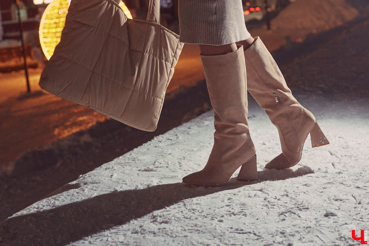 А вы когда-нибудь задумывались о том, что носит Снегурочка, если она не на работе? Если нет, то давайте вместе заглянем к ней в гардероб. Главная волшебница зимы Дарья Хлапова сегодня героиня нашей рубрики «Свой стиль».