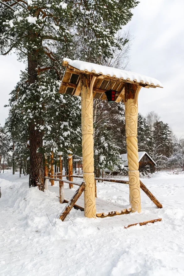 После Типографского моста – самой большой пешеходной переправы из дерева, прославившей Киржач на всю страну, жителям города предложили прогуляться по «сладкой» конструкции. Она дала старт созданию нового арт-пространства – Кондитерского парка.