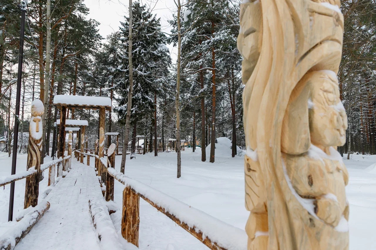 После Типографского моста – самой большой пешеходной переправы из дерева, прославившей Киржач на всю страну, жителям города предложили прогуляться по «сладкой» конструкции. Она дала старт созданию нового арт-пространства – Кондитерского парка.