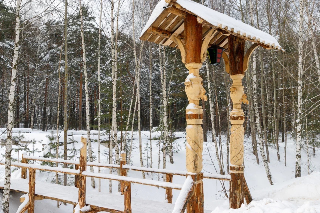 После Типографского моста – самой большой пешеходной переправы из дерева, прославившей Киржач на всю страну, жителям города предложили прогуляться по «сладкой» конструкции. Она дала старт созданию нового арт-пространства – Кондитерского парка.