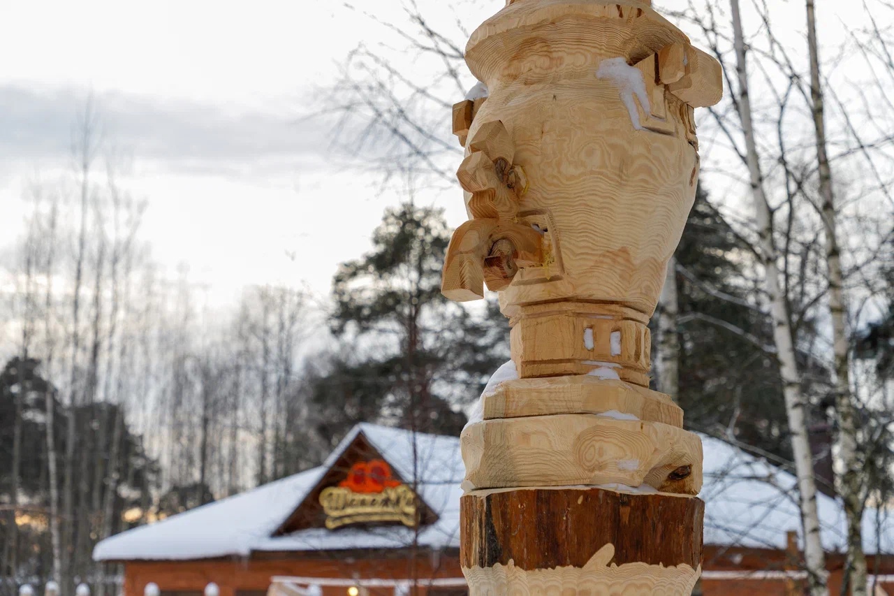 После Типографского моста – самой большой пешеходной переправы из дерева, прославившей Киржач на всю страну, жителям города предложили прогуляться по «сладкой» конструкции. Она дала старт созданию нового арт-пространства – Кондитерского парка.