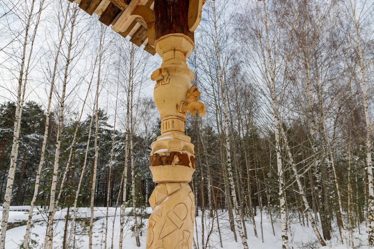 После Типографского моста – самой большой пешеходной переправы из дерева, прославившей Киржач на всю страну, жителям города предложили прогуляться по «сладкой» конструкции. Она дала старт созданию нового арт-пространства – Кондитерского парка.