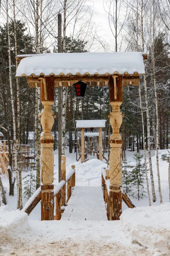 После Типографского моста – самой большой пешеходной переправы из дерева, прославившей Киржач на всю страну, жителям города предложили прогуляться по «сладкой» конструкции. Она дала старт созданию нового арт-пространства – Кондитерского парка.