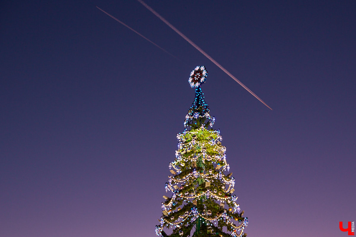 Решено! Новогоднюю ночь во Владимире все-таки отметят на Соборной площади всей гурьбой и с традиционными песнями-плясками. Что будет, а без чего решено обойтись – в нашем материале.