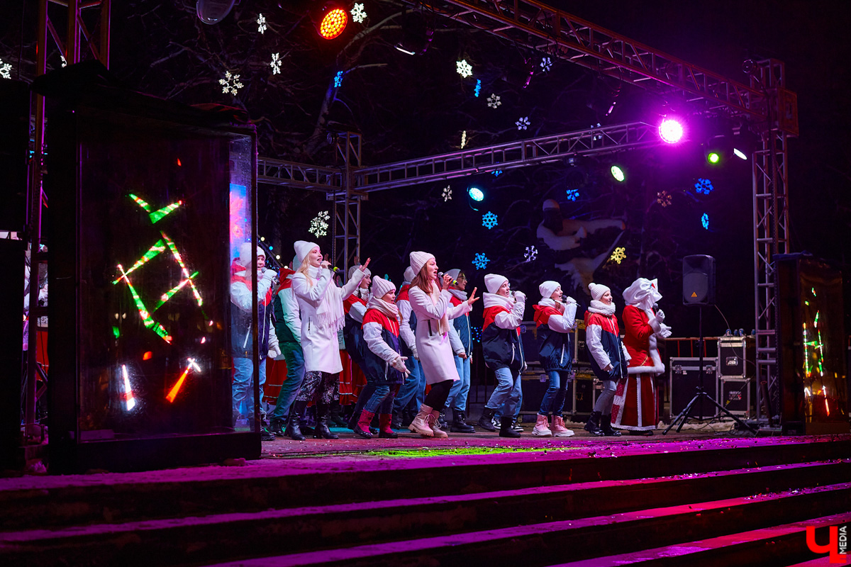 Решено! Новогоднюю ночь во Владимире все-таки отметят на Соборной площади всей гурьбой и с традиционными песнями-плясками. Что будет, а без чего решено обойтись – в нашем материале.