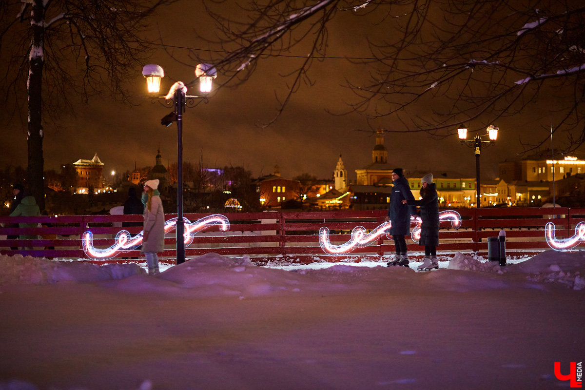 Решено! Новогоднюю ночь во Владимире все-таки отметят на Соборной площади всей гурьбой и с традиционными песнями-плясками. Что будет, а без чего решено обойтись – в нашем материале.