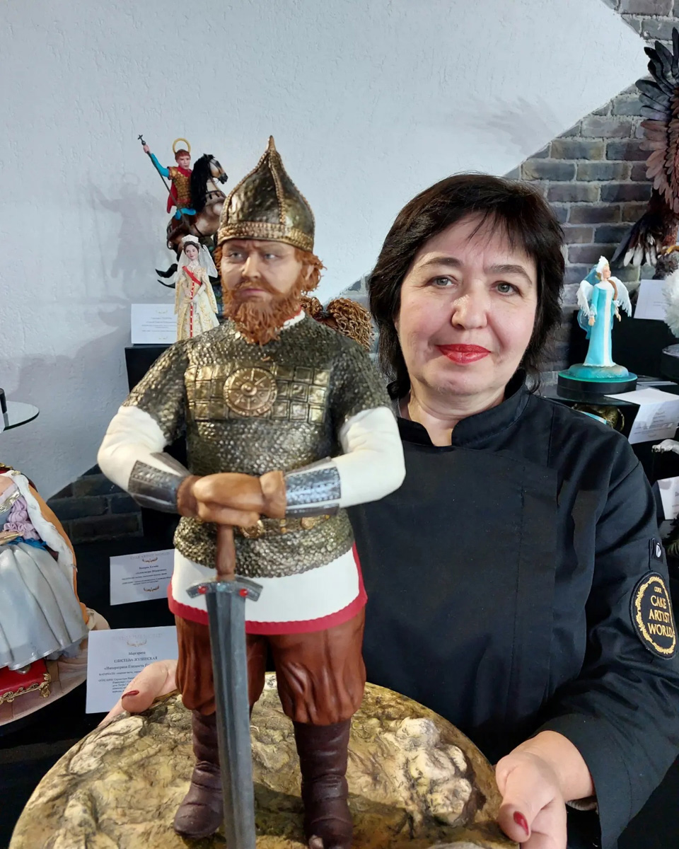 Кондитер из Александрова Елена Сорокина представила на столичной выставке декораторов фигуру былинного русского богатыря Ильи Муромца высотой 42 сантиметра, выполненную полностью из сахарной пасты! Что, конечно, не могли не оценить коллеги и гости мероприятия.