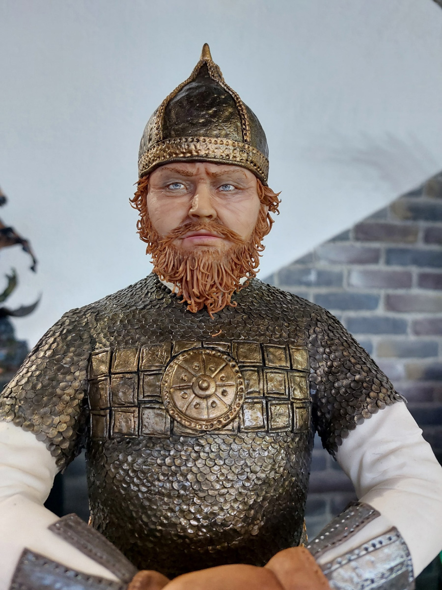 Кондитер из Александрова Елена Сорокина представила на столичной выставке декораторов фигуру былинного русского богатыря Ильи Муромца высотой 42 сантиметра, выполненную полностью из сахарной пасты! Что, конечно, не могли не оценить коллеги и гости мероприятия.