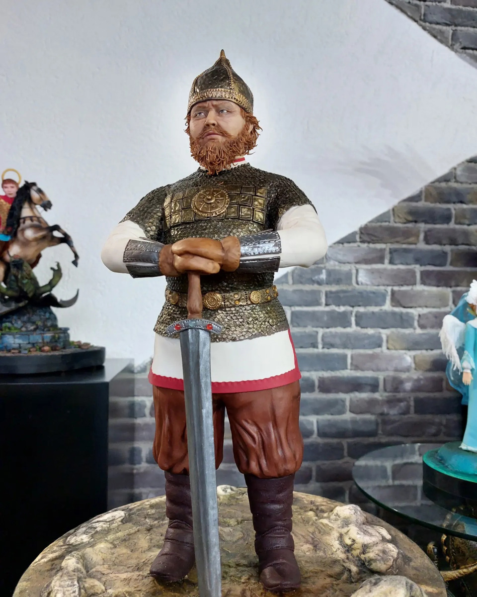 Кондитер из Александрова Елена Сорокина представила на столичной выставке декораторов фигуру былинного русского богатыря Ильи Муромца высотой 42 сантиметра, выполненную полностью из сахарной пасты! Что, конечно, не могли не оценить коллеги и гости мероприятия.