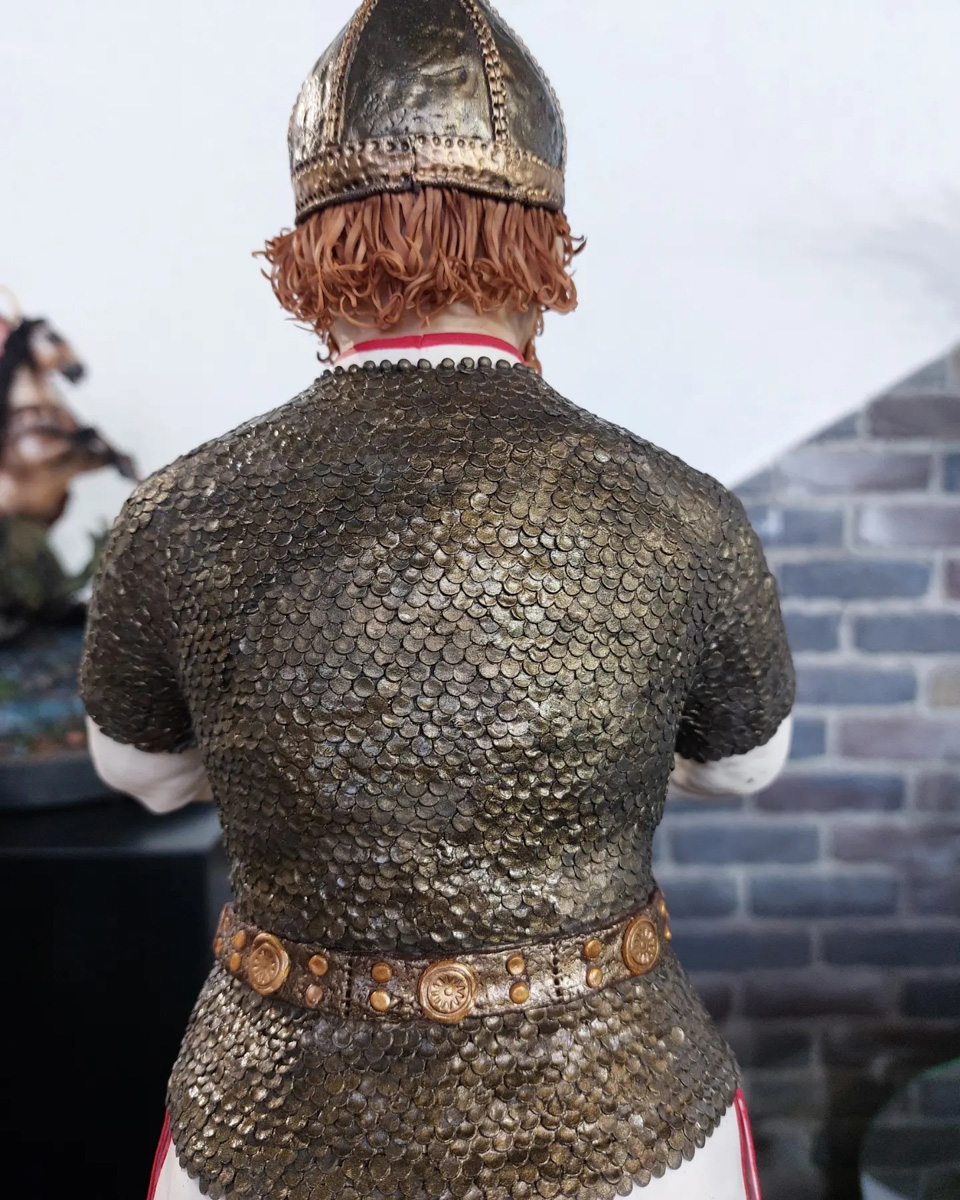 Кондитер из Александрова Елена Сорокина представила на столичной выставке декораторов фигуру былинного русского богатыря Ильи Муромца высотой 42 сантиметра, выполненную полностью из сахарной пасты! Что, конечно, не могли не оценить коллеги и гости мероприятия.