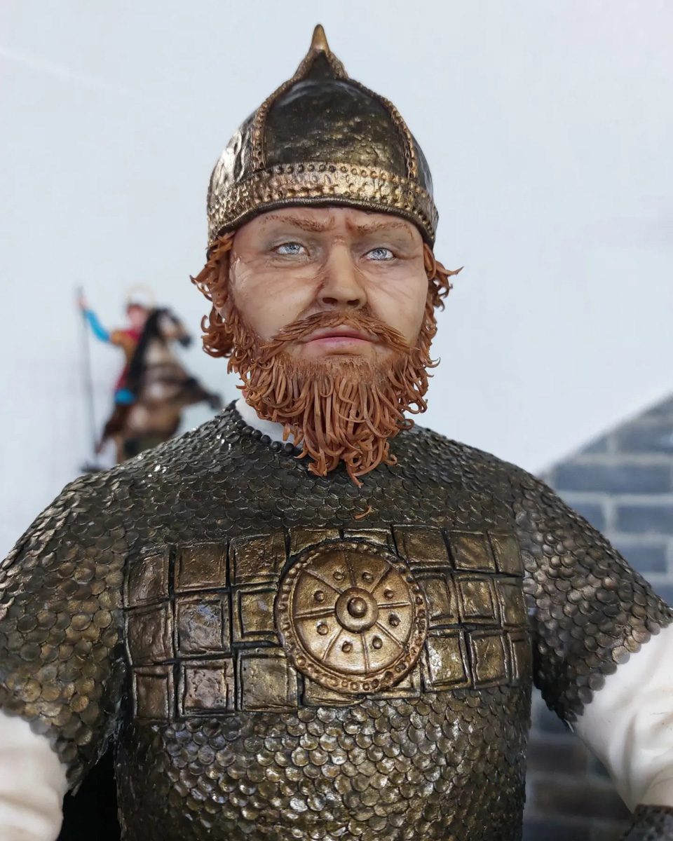 Кондитер из Александрова Елена Сорокина представила на столичной выставке декораторов фигуру былинного русского богатыря Ильи Муромца высотой 42 сантиметра, выполненную полностью из сахарной пасты! Что, конечно, не могли не оценить коллеги и гости мероприятия.