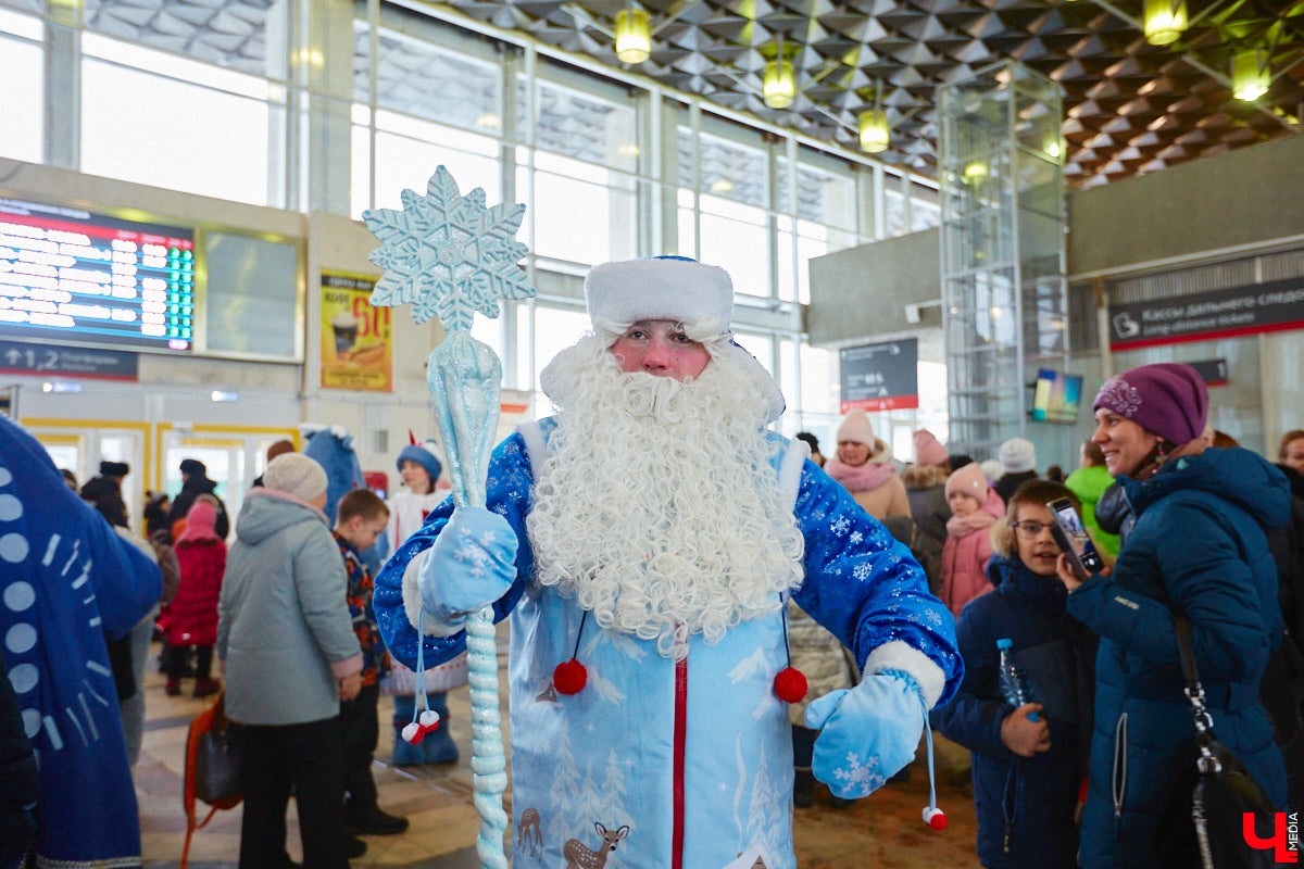 Необычный экспресс прибыл на железнодорожный вокзал Владимира в минувшие выходные. И если внешне поезд мало чем отличался от остальных, то вот пассажиры у него были точно сказочные. Жители вымышленной полярной страны приглашают всех в путешествие и в новогодние праздники. Чтобы было понятно, чего ожидать, первыми опробовала уникальный маршрут съемочная группа портала «Ключ-Медиа».