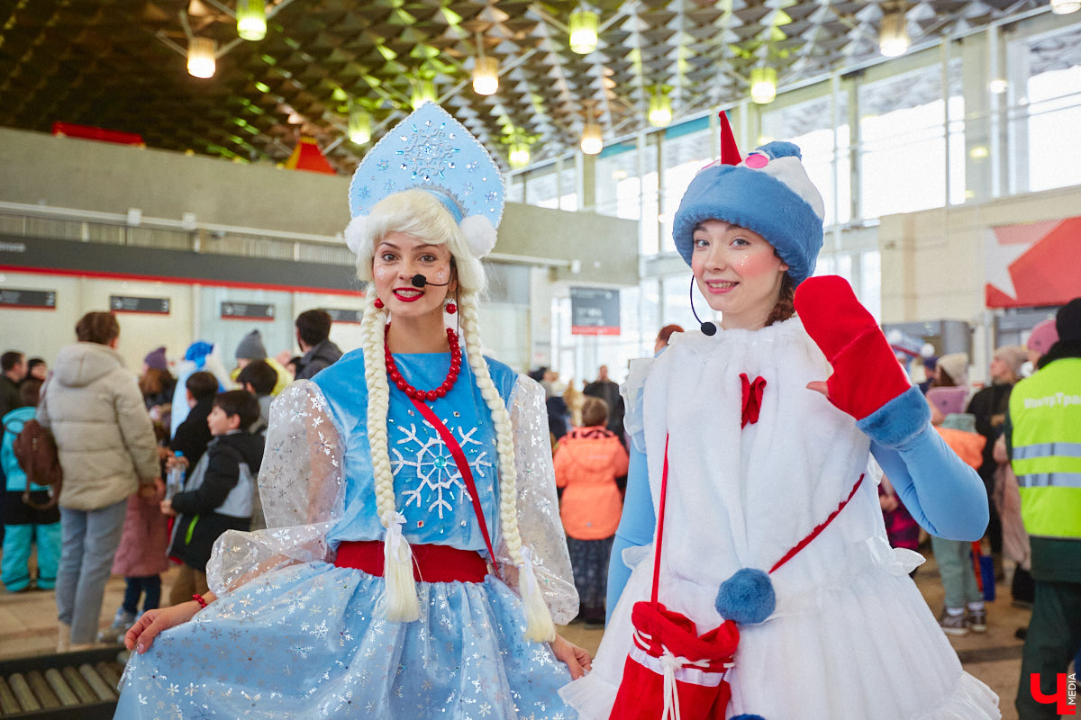 Необычный экспресс прибыл на железнодорожный вокзал Владимира в минувшие выходные. И если внешне поезд мало чем отличался от остальных, то вот пассажиры у него были точно сказочные. Жители вымышленной полярной страны приглашают всех в путешествие и в новогодние праздники. Чтобы было понятно, чего ожидать, первыми опробовала уникальный маршрут съемочная группа портала «Ключ-Медиа».