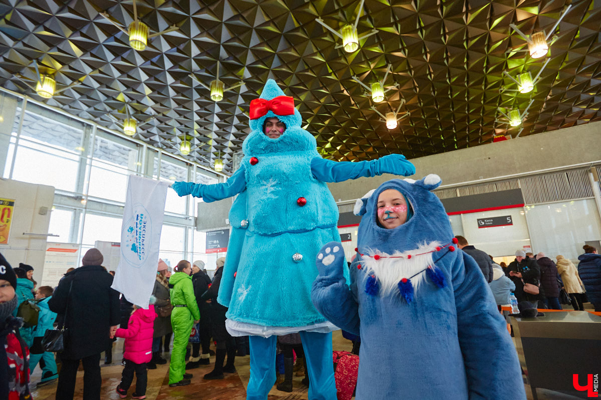 Необычный экспресс прибыл на железнодорожный вокзал Владимира в минувшие выходные. И если внешне поезд мало чем отличался от остальных, то вот пассажиры у него были точно сказочные. Жители вымышленной полярной страны приглашают всех в путешествие и в новогодние праздники. Чтобы было понятно, чего ожидать, первыми опробовала уникальный маршрут съемочная группа портала «Ключ-Медиа».