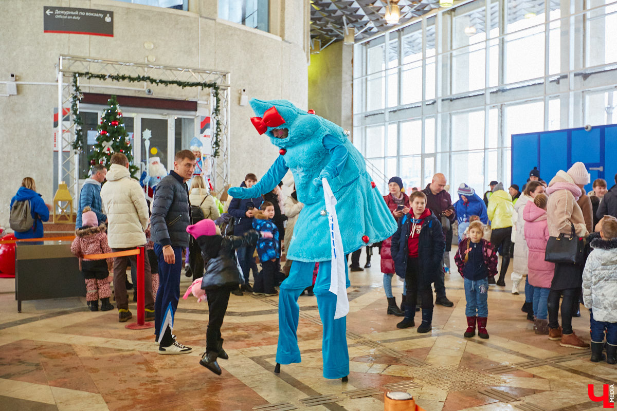 Необычный экспресс прибыл на железнодорожный вокзал Владимира в минувшие выходные. И если внешне поезд мало чем отличался от остальных, то вот пассажиры у него были точно сказочные. Жители вымышленной полярной страны приглашают всех в путешествие и в новогодние праздники. Чтобы было понятно, чего ожидать, первыми опробовала уникальный маршрут съемочная группа портала «Ключ-Медиа».