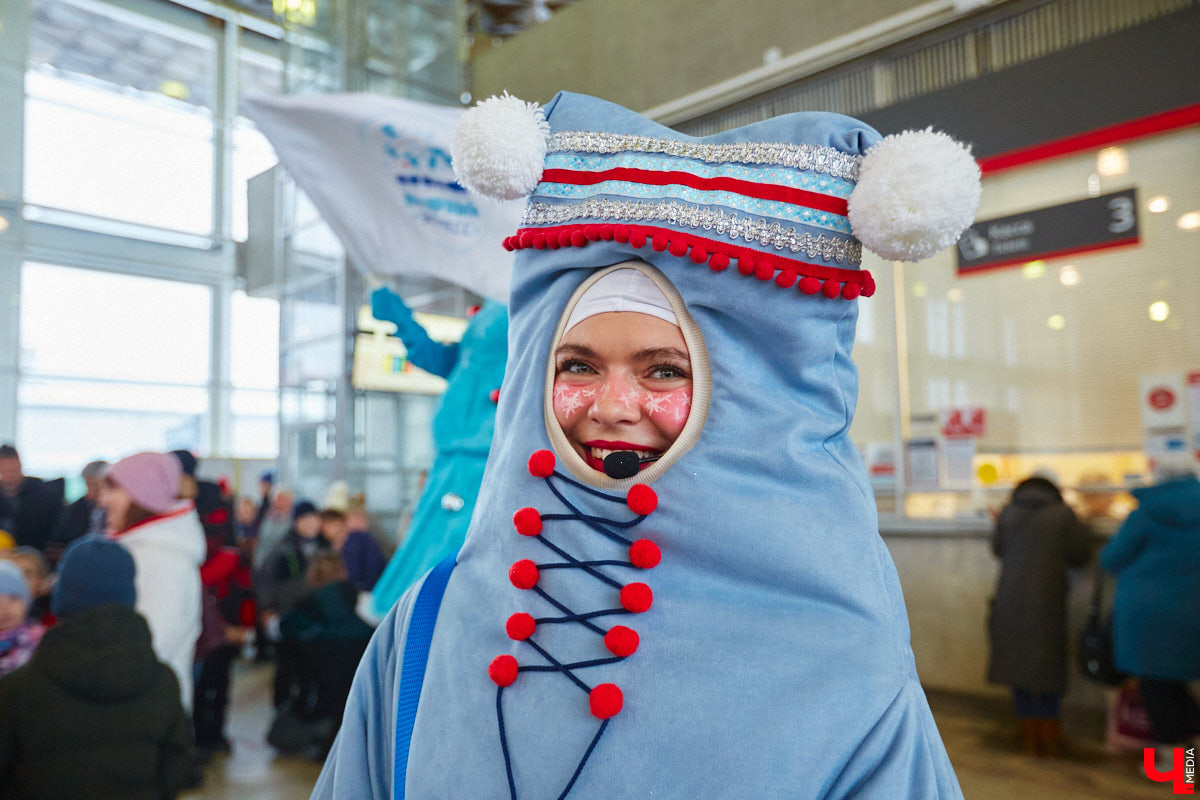 Необычный экспресс прибыл на железнодорожный вокзал Владимира в минувшие выходные. И если внешне поезд мало чем отличался от остальных, то вот пассажиры у него были точно сказочные. Жители вымышленной полярной страны приглашают всех в путешествие и в новогодние праздники. Чтобы было понятно, чего ожидать, первыми опробовала уникальный маршрут съемочная группа портала «Ключ-Медиа».