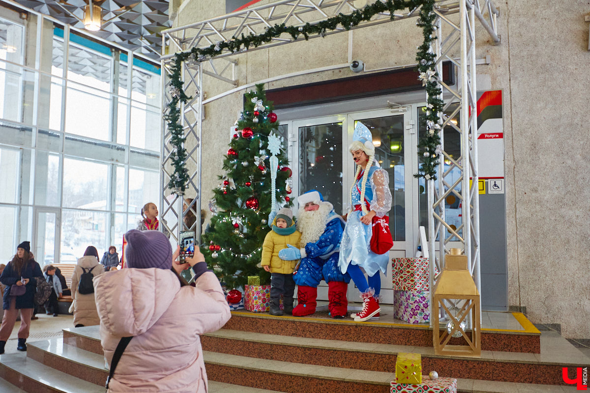 Необычный экспресс прибыл на железнодорожный вокзал Владимира в минувшие выходные. И если внешне поезд мало чем отличался от остальных, то вот пассажиры у него были точно сказочные. Жители вымышленной полярной страны приглашают всех в путешествие и в новогодние праздники. Чтобы было понятно, чего ожидать, первыми опробовала уникальный маршрут съемочная группа портала «Ключ-Медиа».