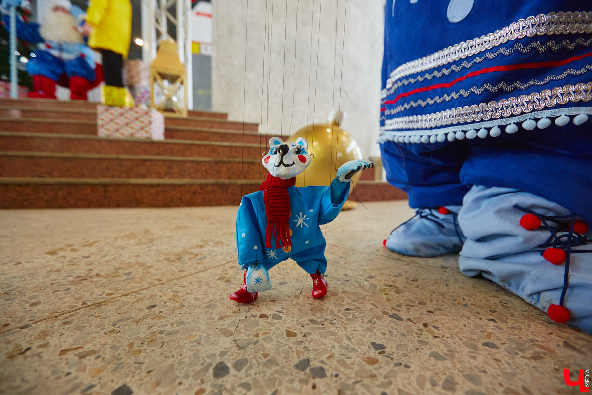 Необычный экспресс прибыл на железнодорожный вокзал Владимира в минувшие выходные. И если внешне поезд мало чем отличался от остальных, то вот пассажиры у него были точно сказочные. Жители вымышленной полярной страны приглашают всех в путешествие и в новогодние праздники. Чтобы было понятно, чего ожидать, первыми опробовала уникальный маршрут съемочная группа портала «Ключ-Медиа».