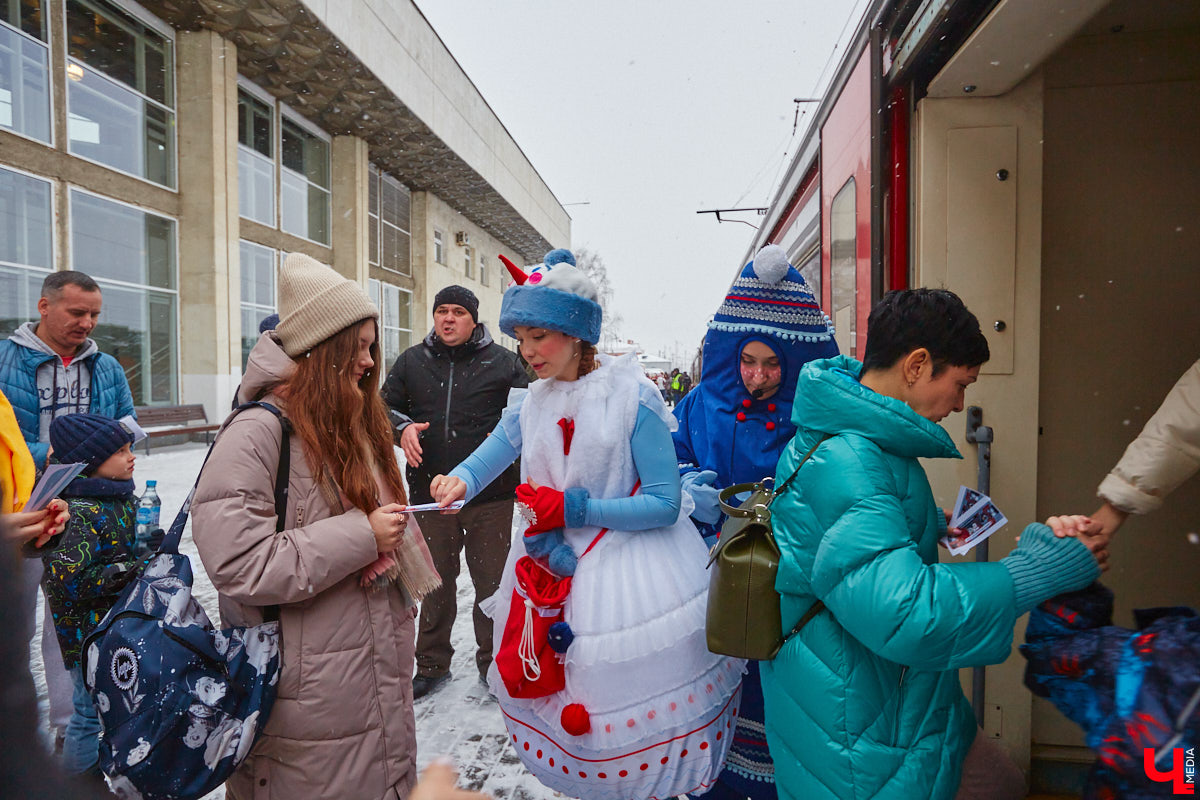 Необычный экспресс прибыл на железнодорожный вокзал Владимира в минувшие выходные. И если внешне поезд мало чем отличался от остальных, то вот пассажиры у него были точно сказочные. Жители вымышленной полярной страны приглашают всех в путешествие и в новогодние праздники. Чтобы было понятно, чего ожидать, первыми опробовала уникальный маршрут съемочная группа портала «Ключ-Медиа».