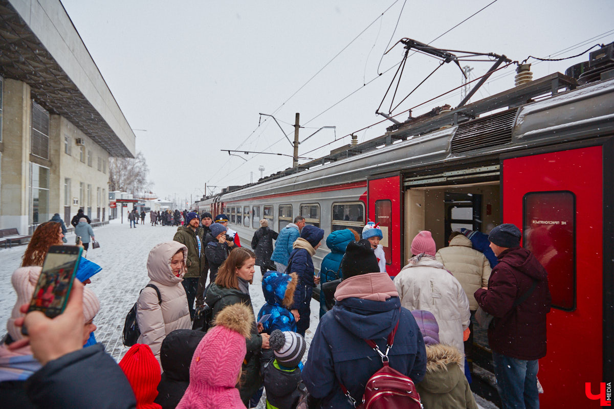 Необычный экспресс прибыл на железнодорожный вокзал Владимира в минувшие выходные. И если внешне поезд мало чем отличался от остальных, то вот пассажиры у него были точно сказочные. Жители вымышленной полярной страны приглашают всех в путешествие и в новогодние праздники. Чтобы было понятно, чего ожидать, первыми опробовала уникальный маршрут съемочная группа портала «Ключ-Медиа».